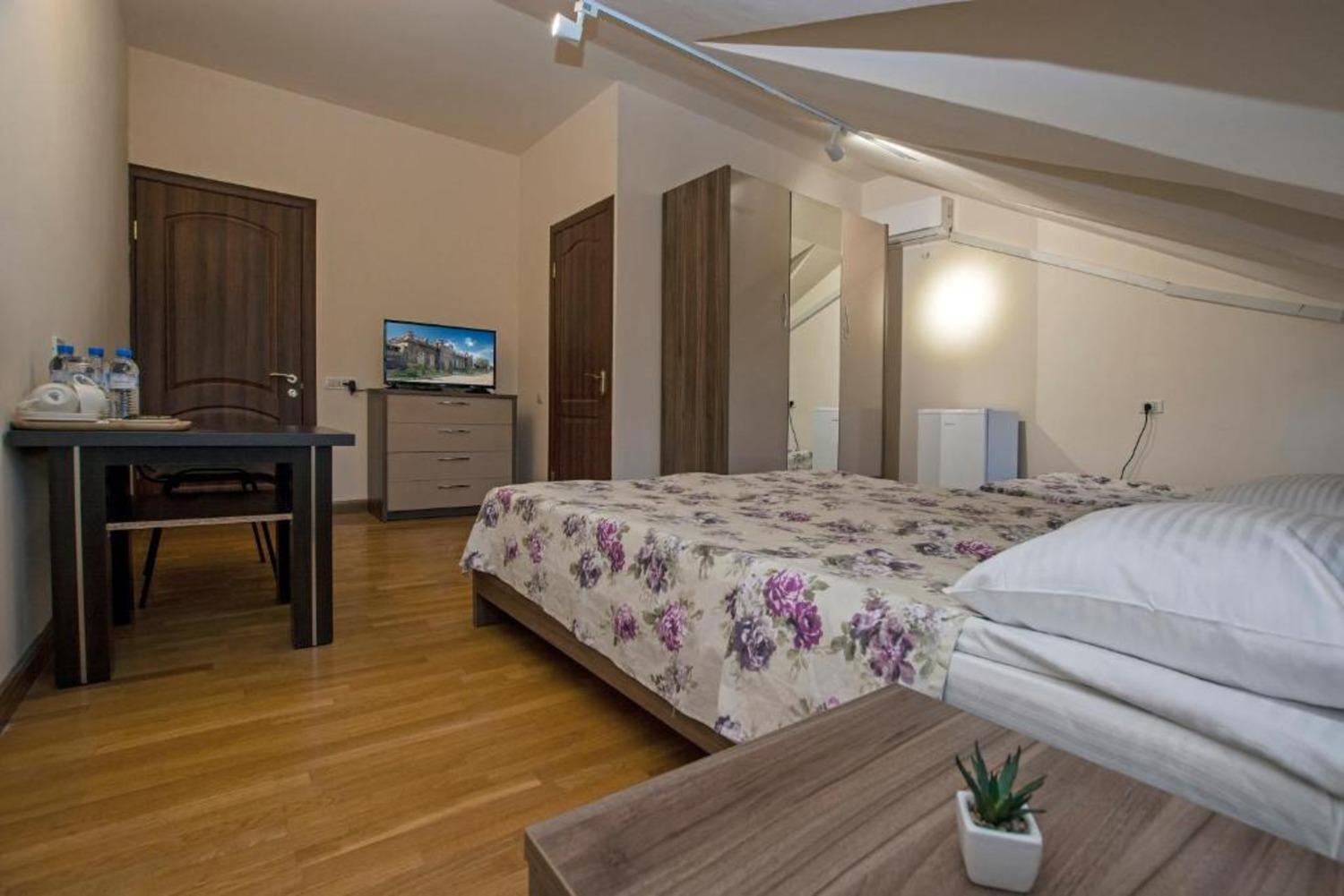 Hotel Season Jereván Kültér fotó